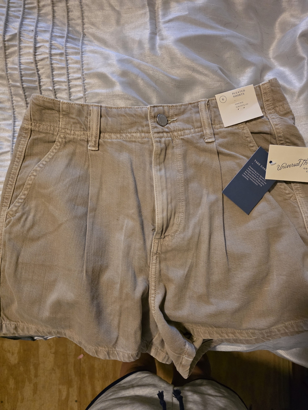 Universal Thread Womens Light Tan Pleated Corduroy Shorts